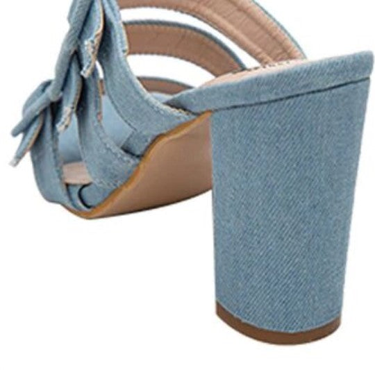 Flip-Flops aus Denim mit quadratischem Absatz und Schnallen 