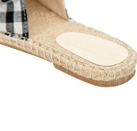 Flache Flip-Flops mit kariertem Webmuster und Schleife 