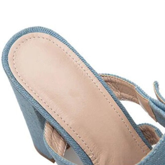 Flip-Flops aus Denim mit quadratischem Absatz und Schnallen 