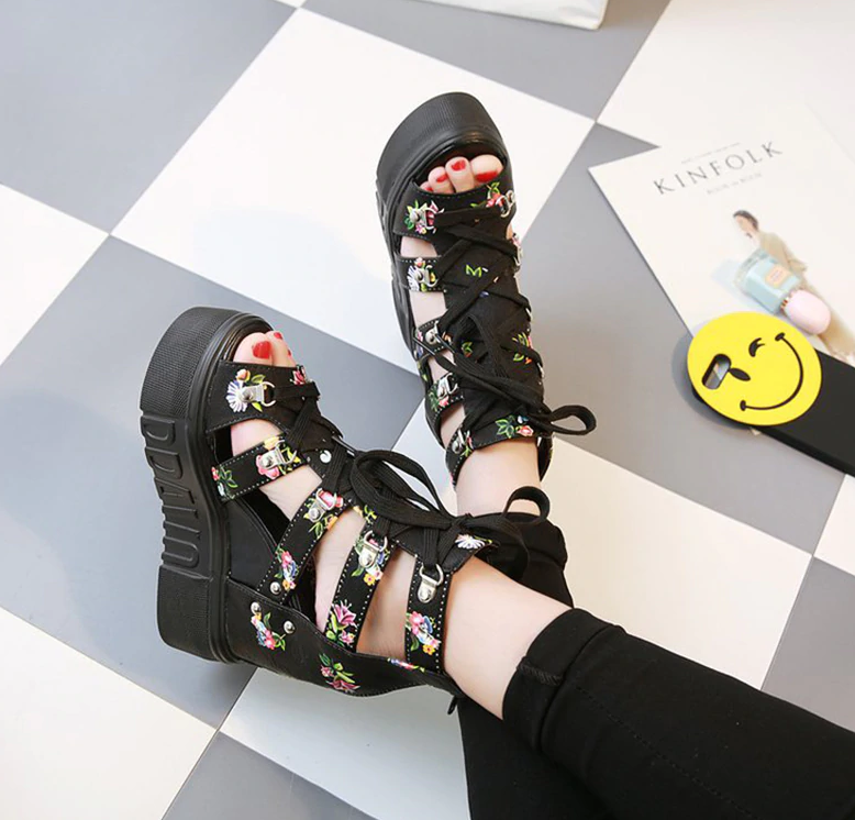 Zapatos de plataforma con punta abierta y estampado de flores 