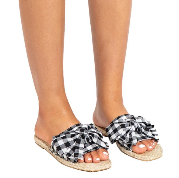 Flache Flip-Flops mit kariertem Webmuster und Schleife 