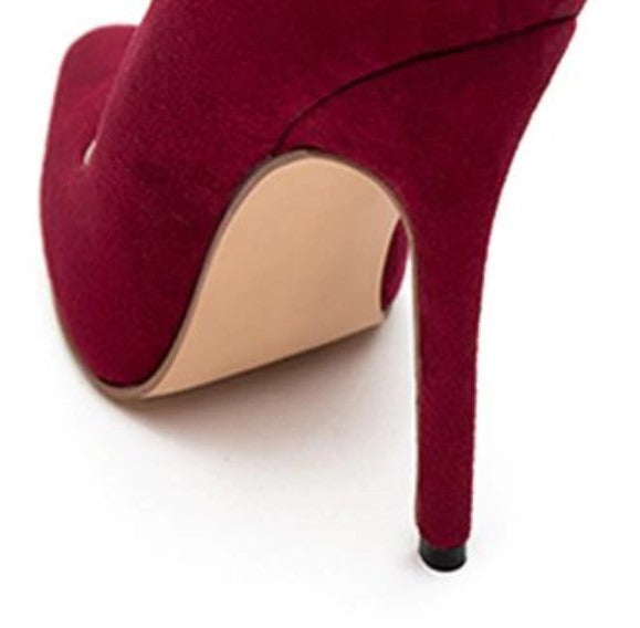 Curve High-Heeled Pumps With Buckles