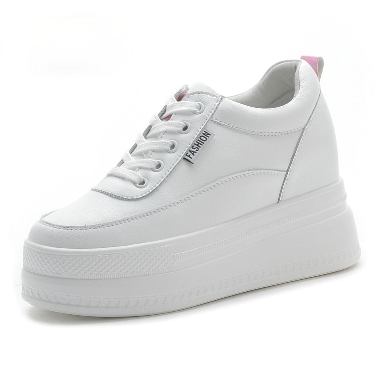 Geschlossene Sneakers mit 9 cm Plateau-Wedges für Damen