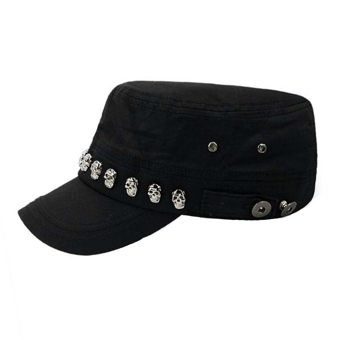 Gorra con remaches de calavera