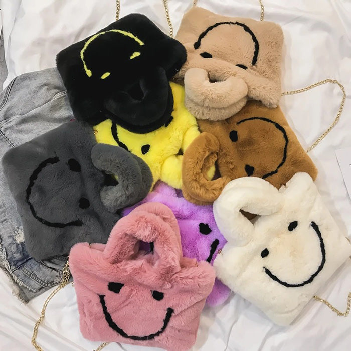 Bolso peludo con cara sonriente