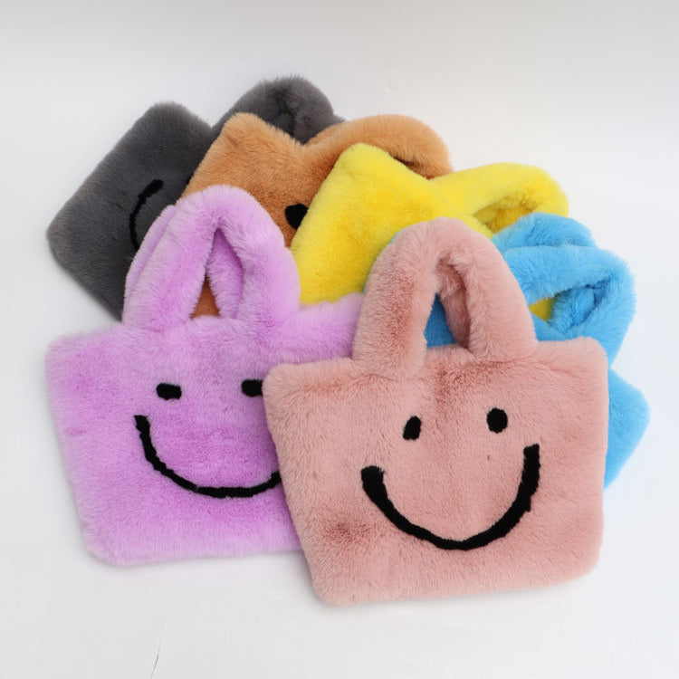 Bolso peludo con cara sonriente