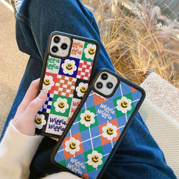 Funda para iPhone con bordado de flores sonrientes