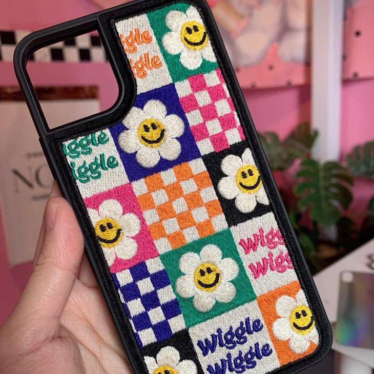 Funda para iPhone con bordado de flores sonrientes