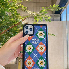 Funda para iPhone con bordado de flores sonrientes