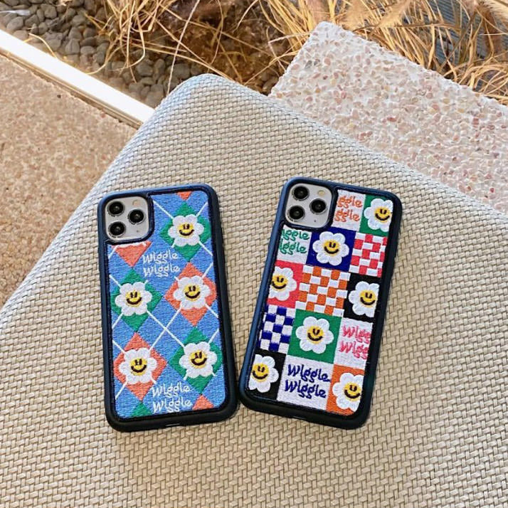 Funda para iPhone con bordado de flores sonrientes