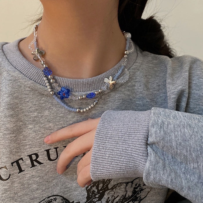 Collar de cuentas azules grunge suaves