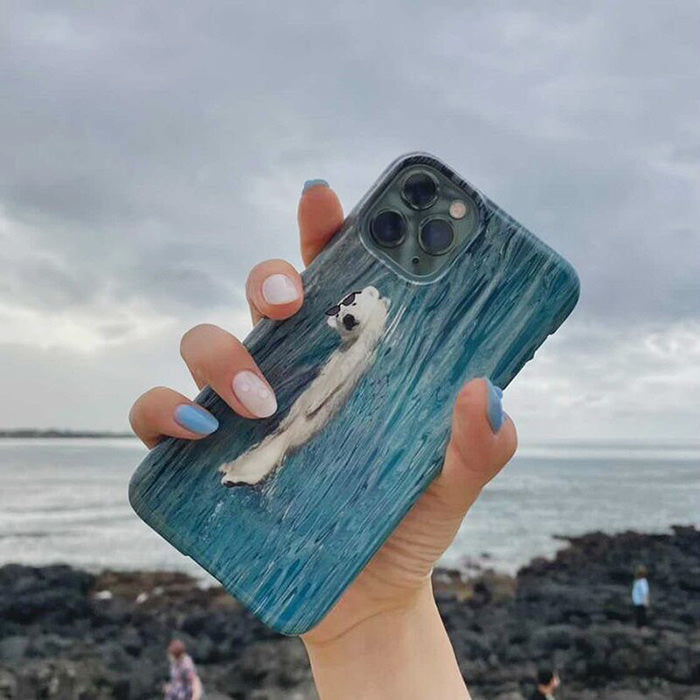 Funda para iPhone con diseño de oso nadando