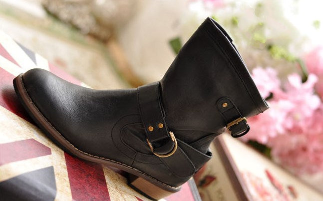 Botas planas vintage con hebillas 