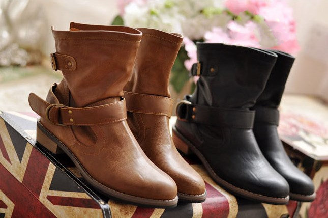 Botas planas vintage con hebillas 