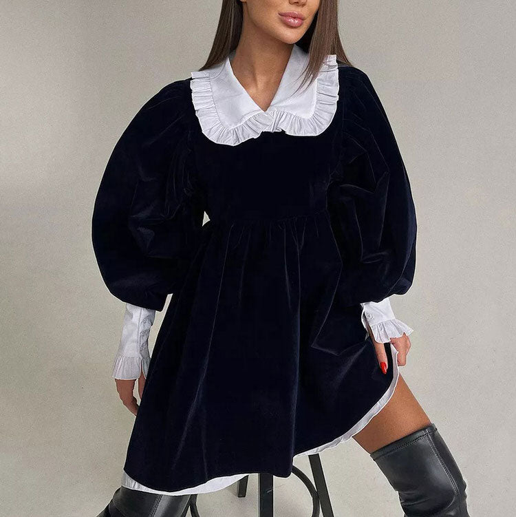 Schwarzes Minikleid mit Samtkragen