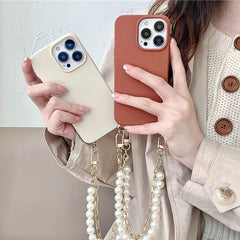 Funda para iPhone con cadena de perlas y estética otoñal