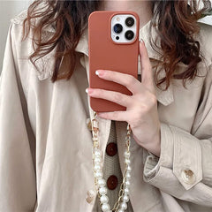 Funda para iPhone con cadena de perlas y estética otoñal