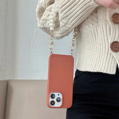 Funda para iPhone con cadena de perlas y estética otoñal