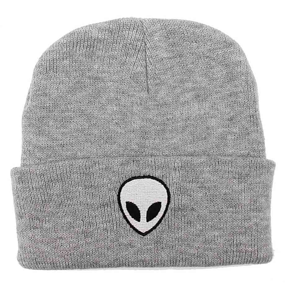 Gorro bordado con extraterrestre