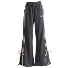 Pantalones deportivos con rayas laterales y lazo