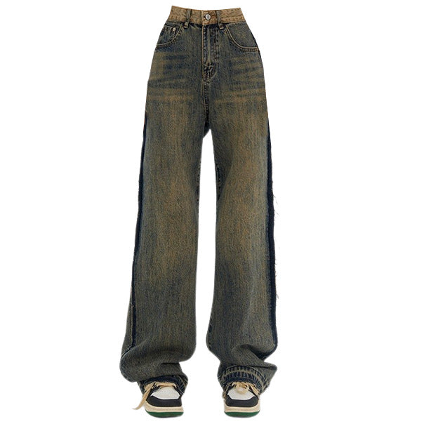 Verwaschene braune Jeans mit kontrastierender Tasche