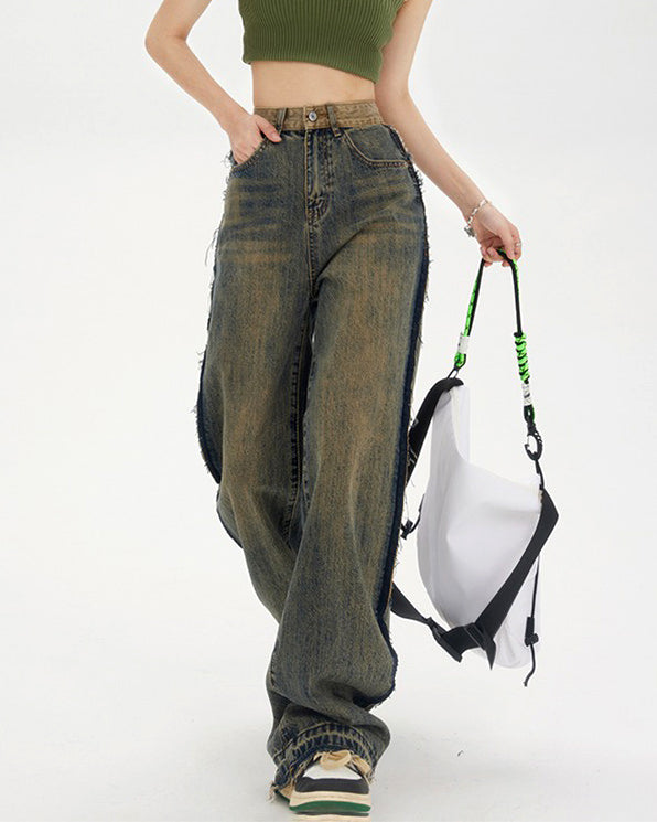 Verwaschene braune Jeans mit kontrastierender Tasche