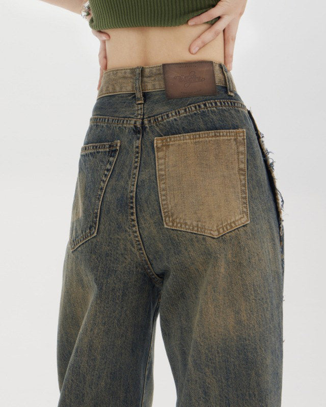 Verwaschene braune Jeans mit kontrastierender Tasche