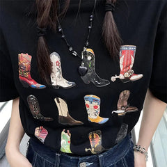 Camiseta gráfica con botas de vaquero