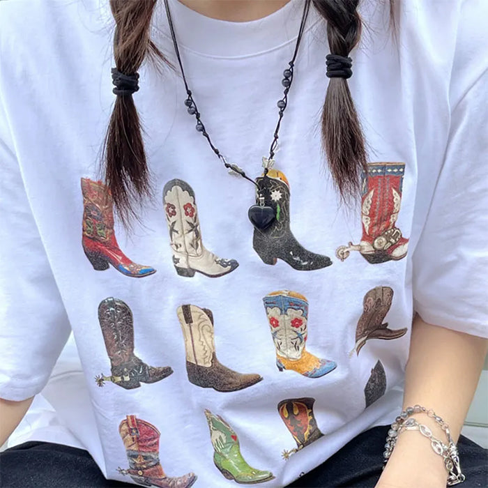 Camiseta gráfica con botas de vaquero