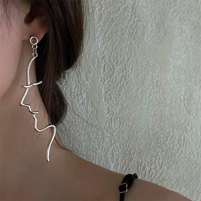 Pendientes minimalistas con contorno de rostro