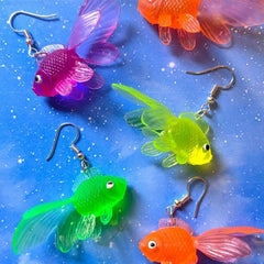 Pendientes de peces dorados multicolor