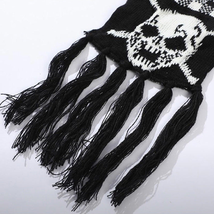 Strickschal mit Grunge-Totenkopf