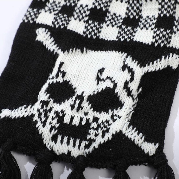 Strickschal mit Grunge-Totenkopf