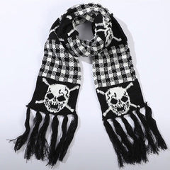 Strickschal mit Grunge-Totenkopf