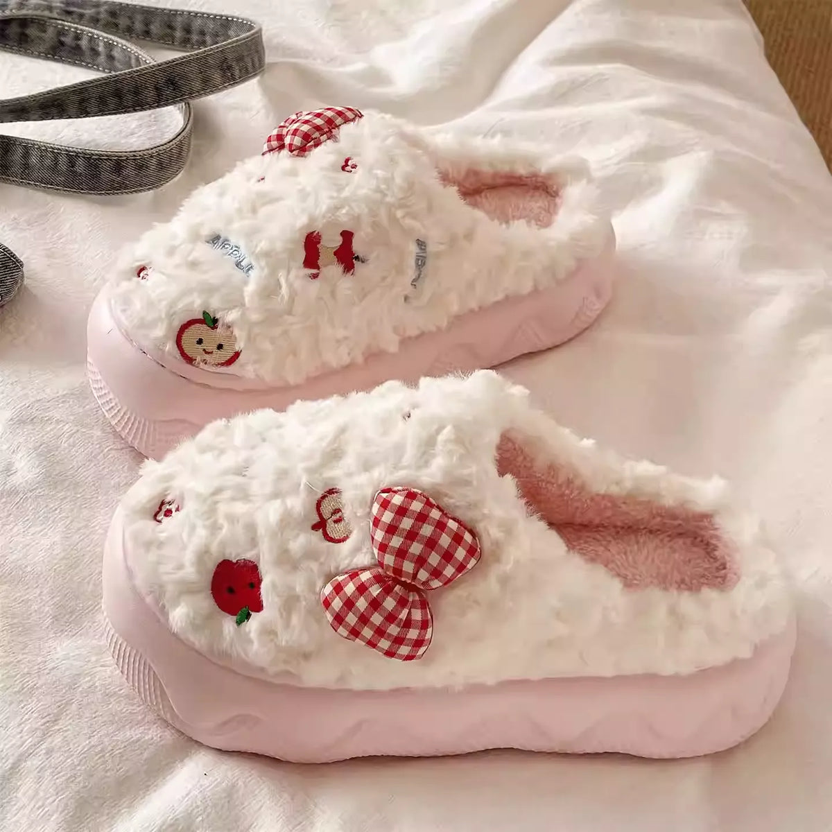 Flauschige Hausschuhe mit Erdbeermotiv