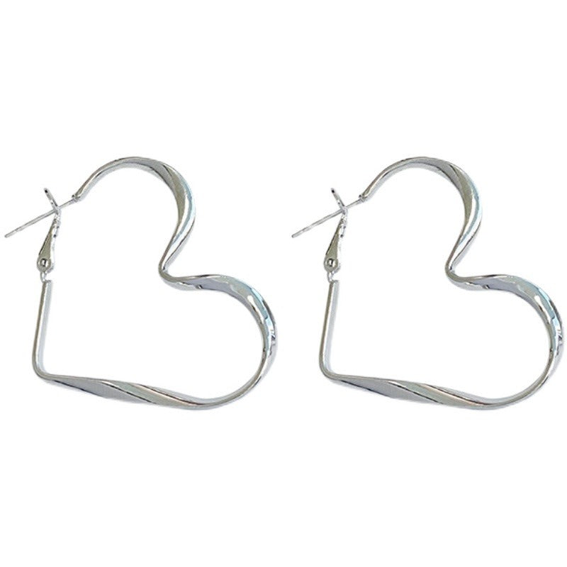 Pendientes de corazón con estética minimalista