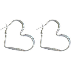 Pendientes de corazón con estética minimalista