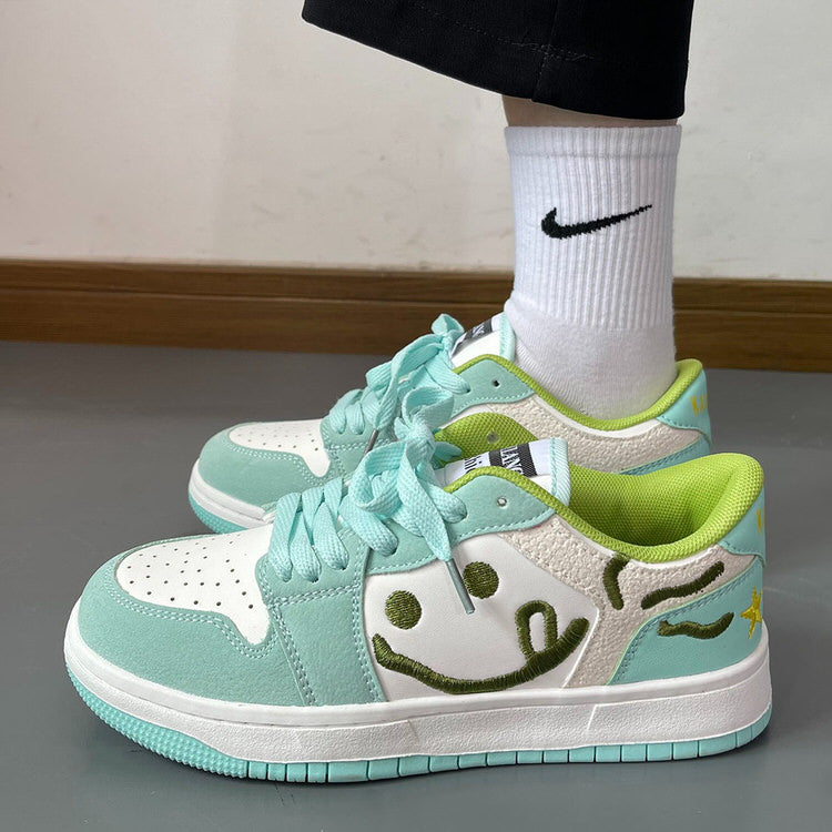 Zapatillas deportivas verde menta con bordado de cara sonriente