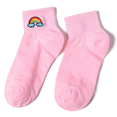 Socken mit Regenbogenstickerei