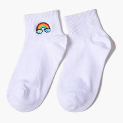 Socken mit Regenbogenstickerei