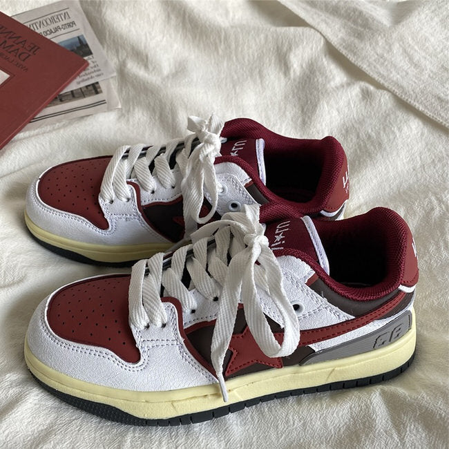 Sneakers mit Stern-Motiv in Rot und Grau