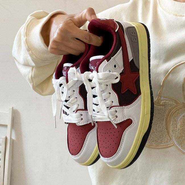 Sneakers mit Stern-Motiv in Rot und Grau