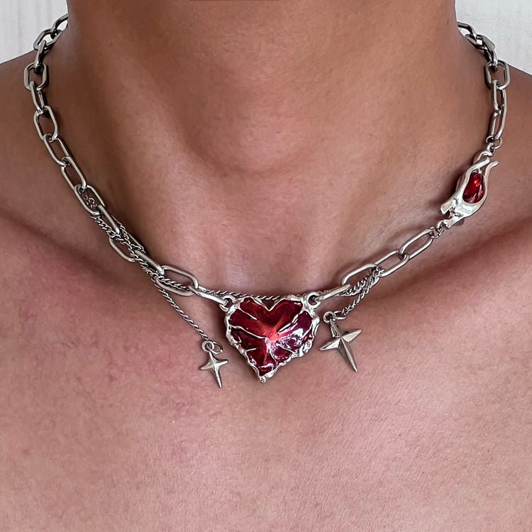 Collar de cadena con corazón de piedra roja