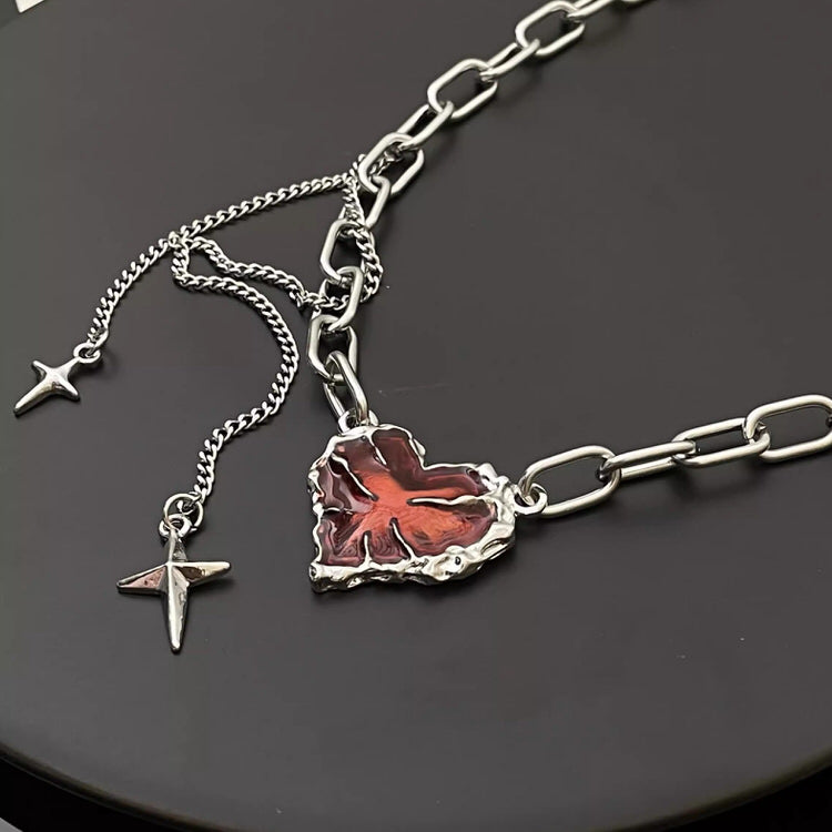 Collar de cadena con corazón de piedra roja