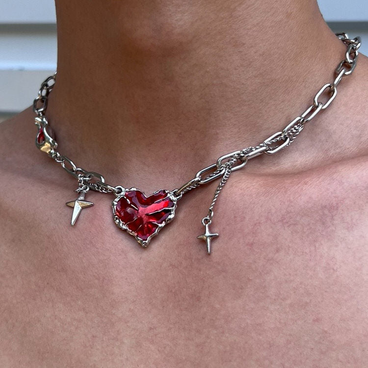 Collar de cadena con corazón de piedra roja