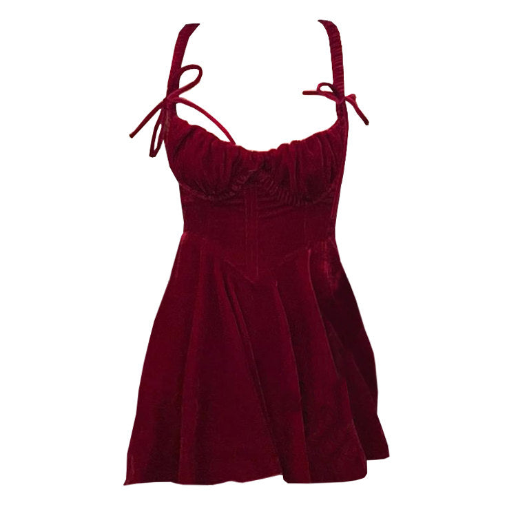 Minivestido de terciopelo rojo con estética vintage