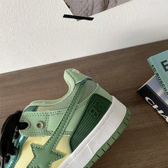 Salbeigrüne Sneakers mit Stern