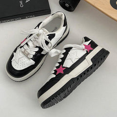 Zapatillas deportivas con estrellas en color rosa chicle y negro