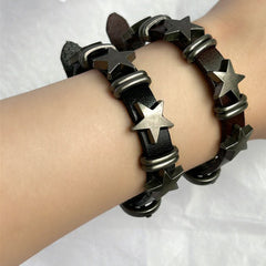 Pulsera de cuero con estrella de estética grunge