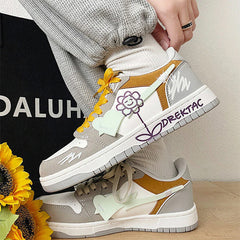 Sneakers mit Blumenmuster in Gelb und Grau